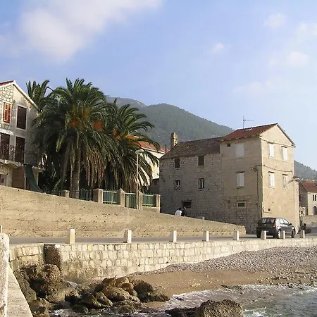 And Lucica Πανσιόν Komiža