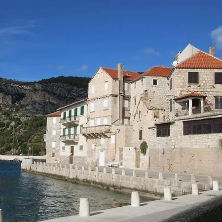 And Lucica Πανσιόν Komiža