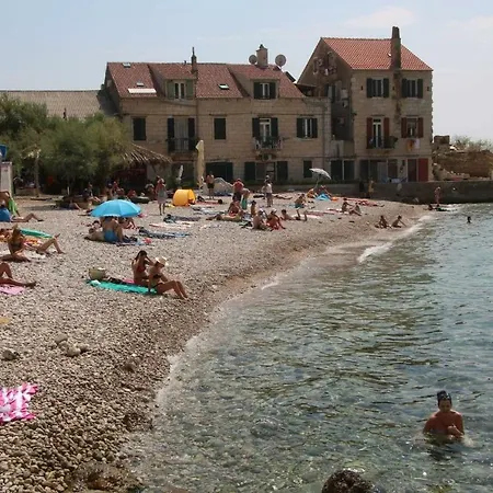 And Lucica Πανσιόν